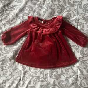 Baby girl velvet dress in excellent condition. Size 3-6m